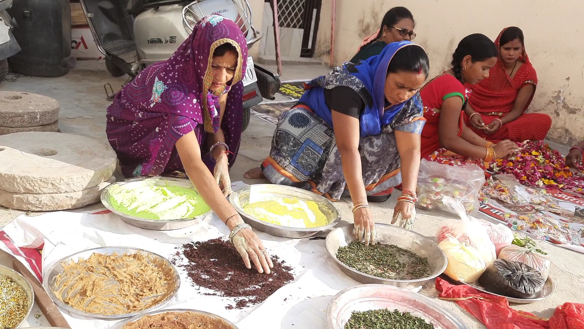 महिलाएं बना रही हर्बल गुलाल, Women making herbal gulal