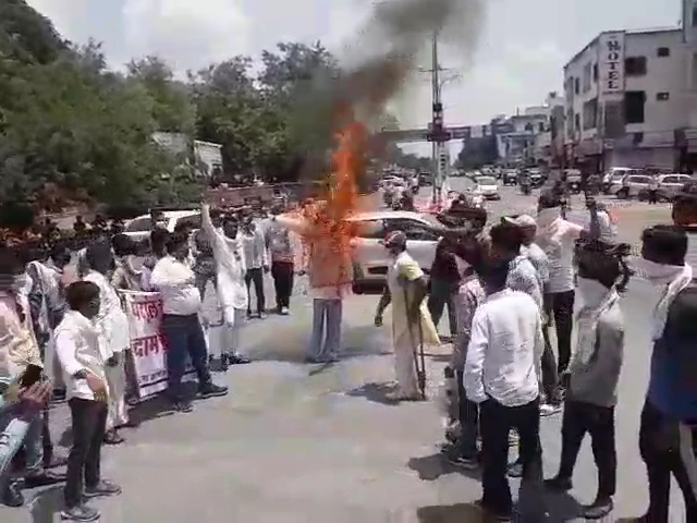 कांग्रेसी कार्यकर्ताओं का विरोध प्रदर्शन, Congress protests over rising fuel price, chittorgarh news