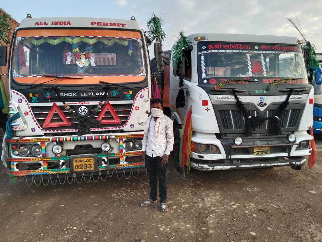 बजरी परिवहन करते हुए 4 ट्रेलर जब्त, trailer seized while transporting gravel