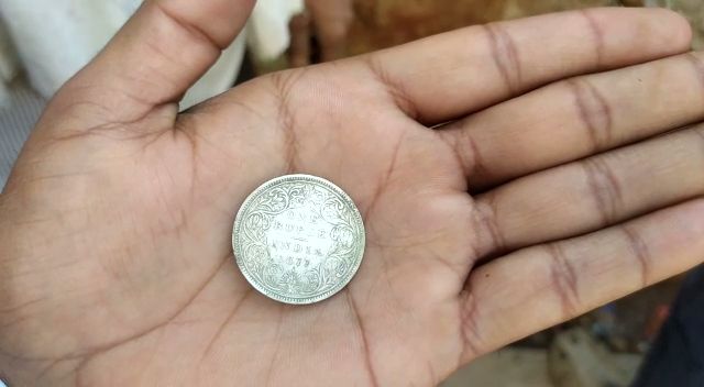 Latest news of dholpur, Silver coins at Haveli in Dhaulpur, Dholpur silver coin vase, Silver coins in the foundation of the mansion