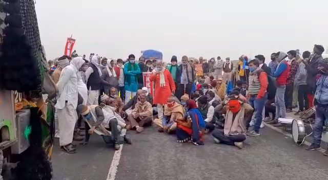 UP Police stopped Medha Patkar, Medha Patkar coming to Delhi, Farmer Protest, Uttar Pradesh border, किसान आंदोलन रैली, आगरा मुंबई राष्ट्रीय राजमार्ग, Kisan Andolan Rally, Agra Mumbai National Highway, मेधा पाटकर गिरफ्तार, किसान का धरना