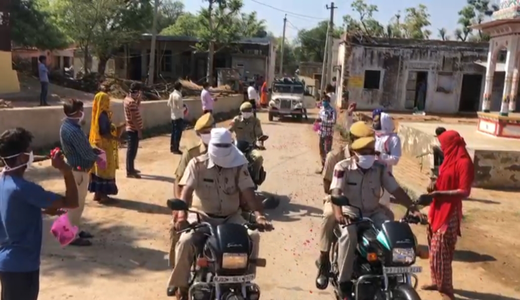 Corona warriors welcomed flowers, कोरोना योद्धाओं पर पुष्पवर्षा