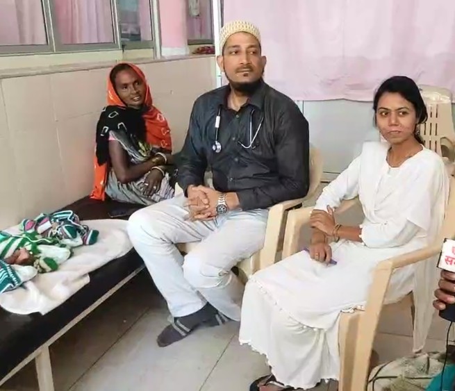 mother of 3 daughters gave birth to 3 sons together in dungarpur All three were discharged from the hospital after 25 days