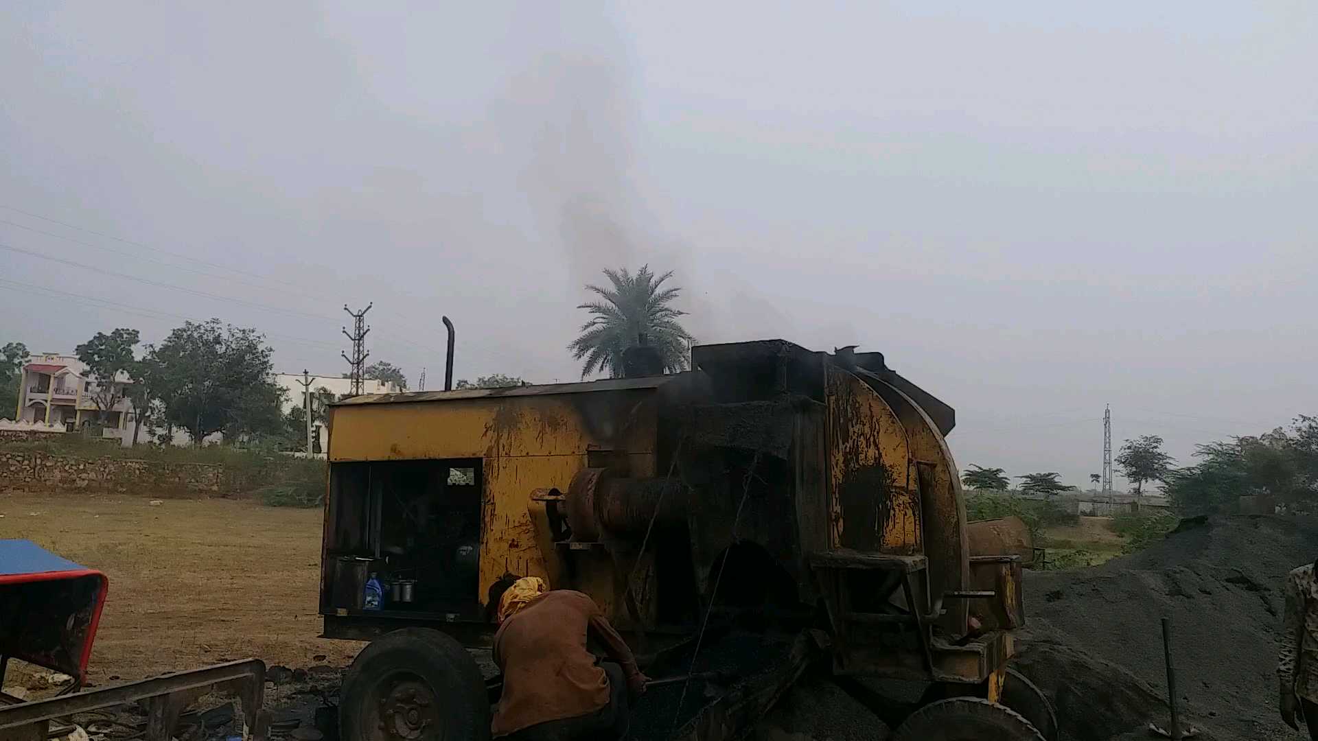 Locals upset with asphalt plant, डामर प्लांट से स्थानीय लोग परेशान