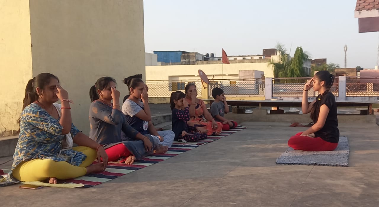 Daughters are teaching yoga in Dungarpur, डूंगरपुर में बेटियां सिखा रही योग