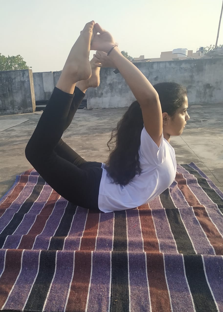 Daughters are teaching yoga in Dungarpur, डूंगरपुर में बेटियां सिखा रही योग