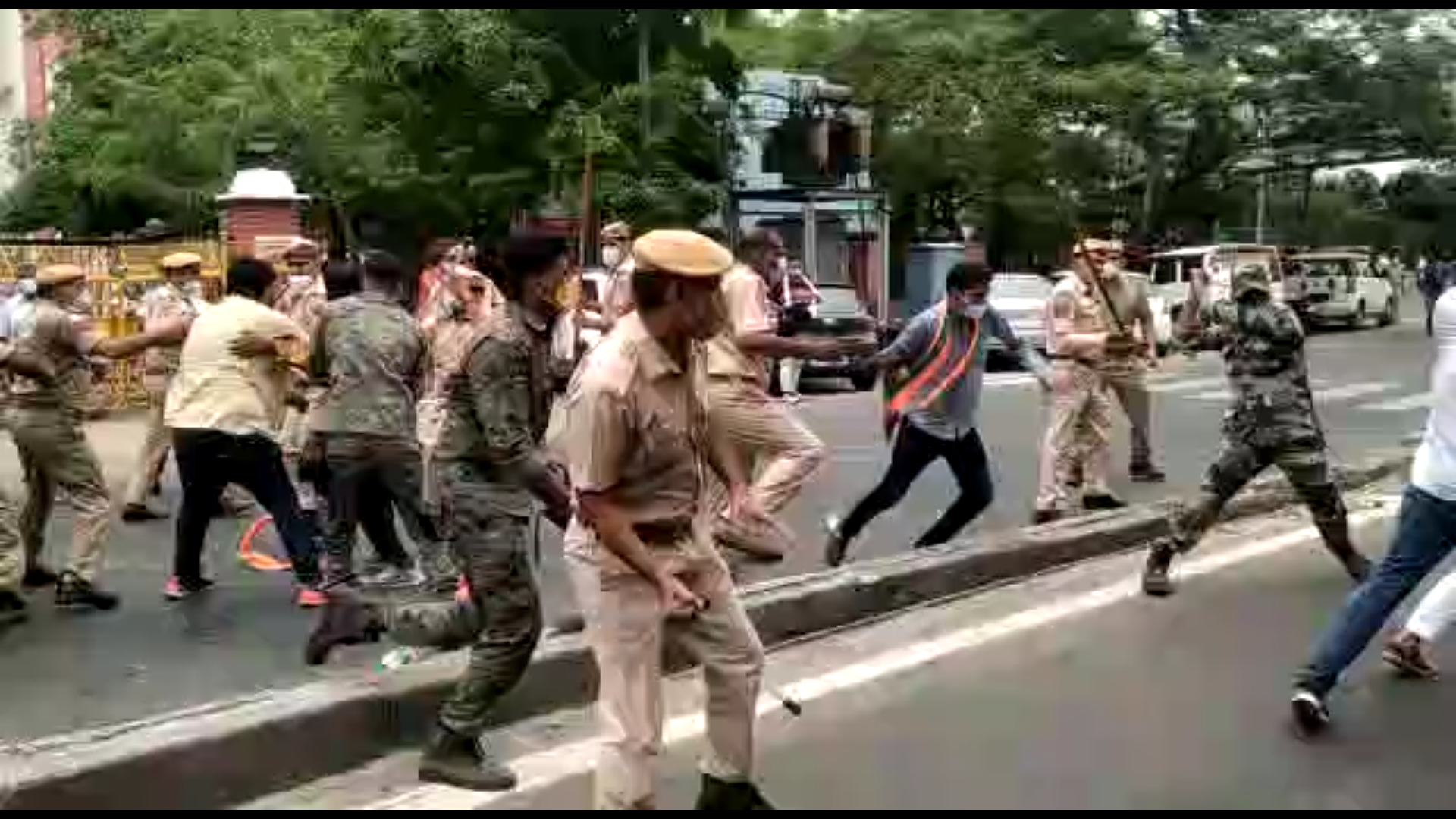 جےپور: بی جے پی کارکنان پر لاٹھی چارج