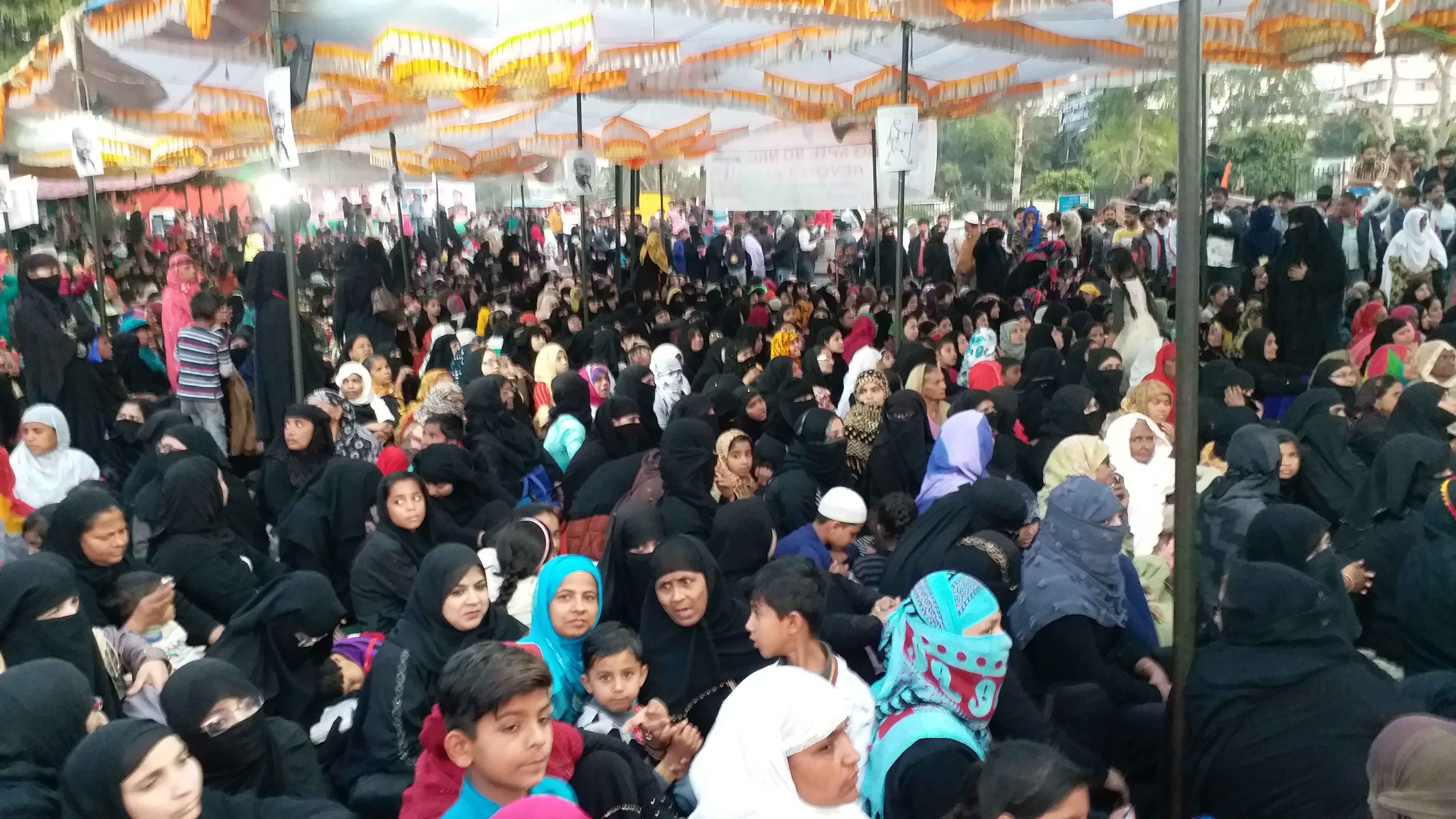 Students from different universities arrive at the martyr's monument