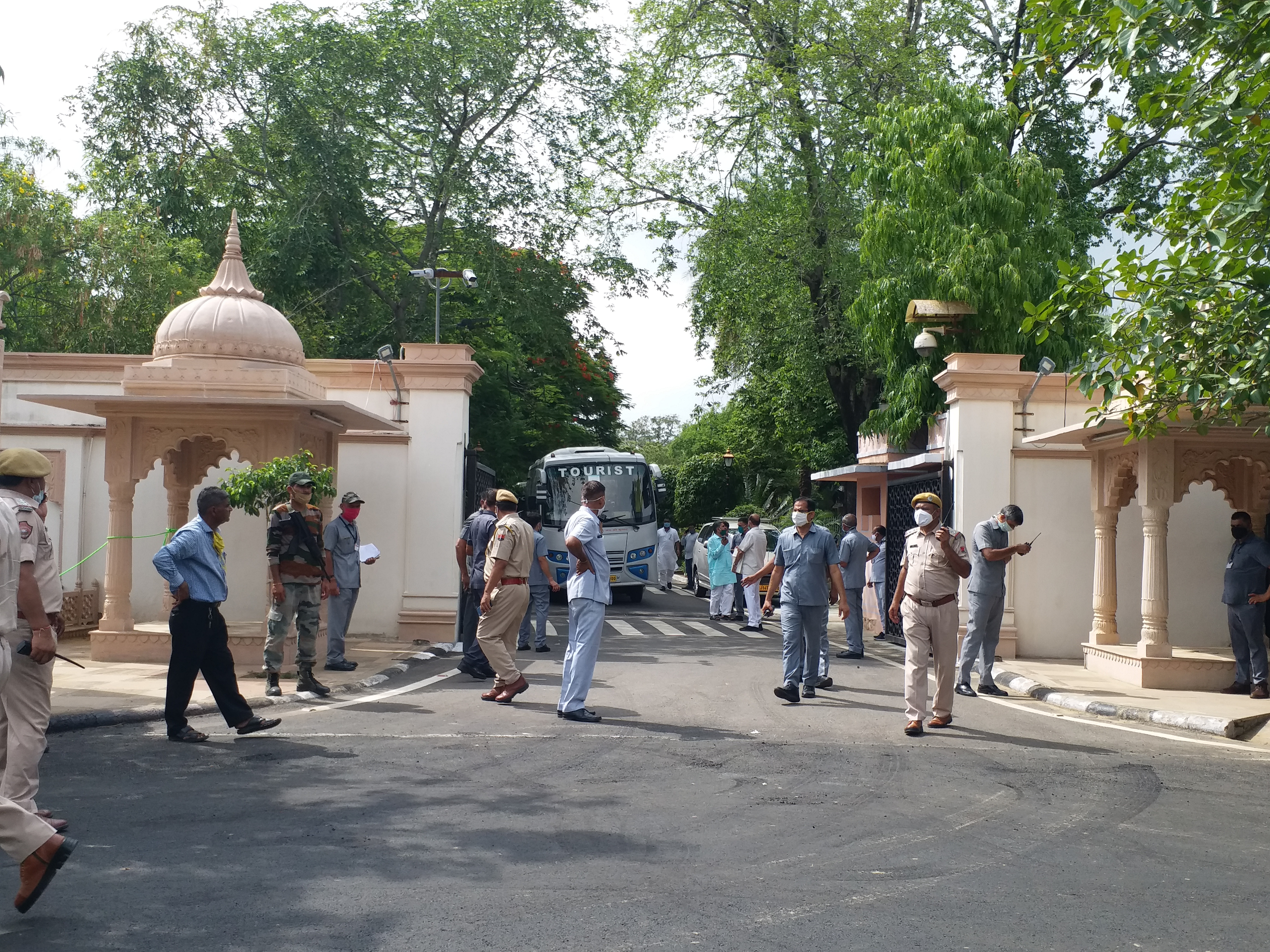 congress MLAs  accommodated at the hotel