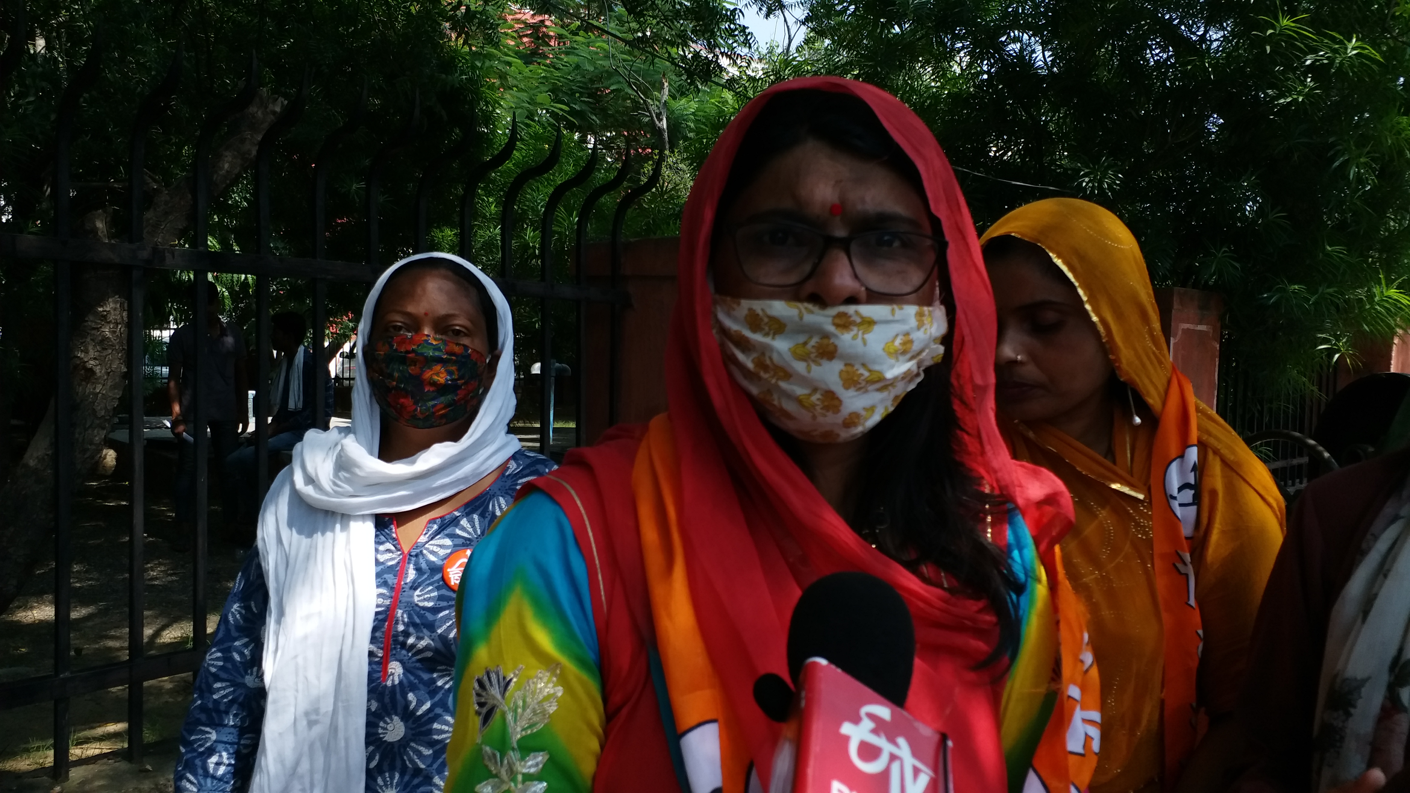 بالی وڈ کی معروف اداکارہ اور کوئین کے نام سے جانی جانے والی کنگنا رناؤت ممبئی میں چھ روز قیام کے بعد ہماچل پہنچ گئی ہیں جس کے بعد آج ان کے خلاف احتجاجی مظاہرہ کیا گیا