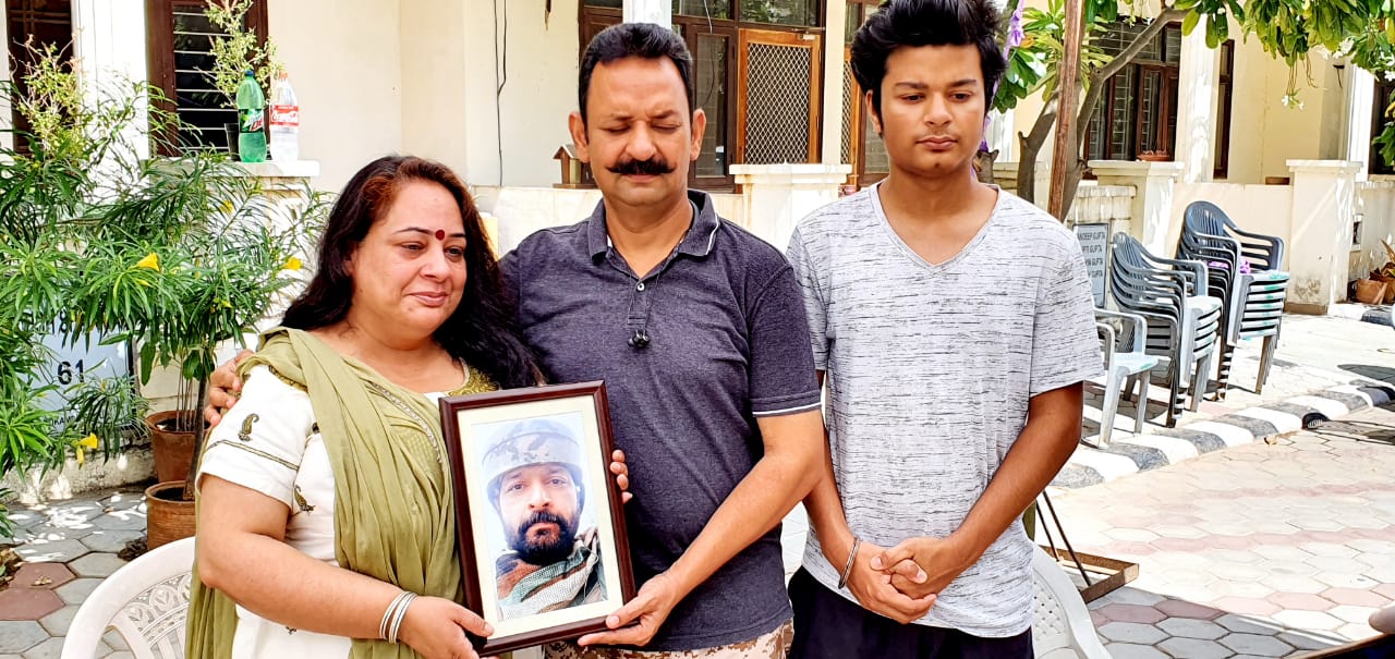 शहीद आशुतोष के परिजन,  Family of martyr colonel Ashutosh