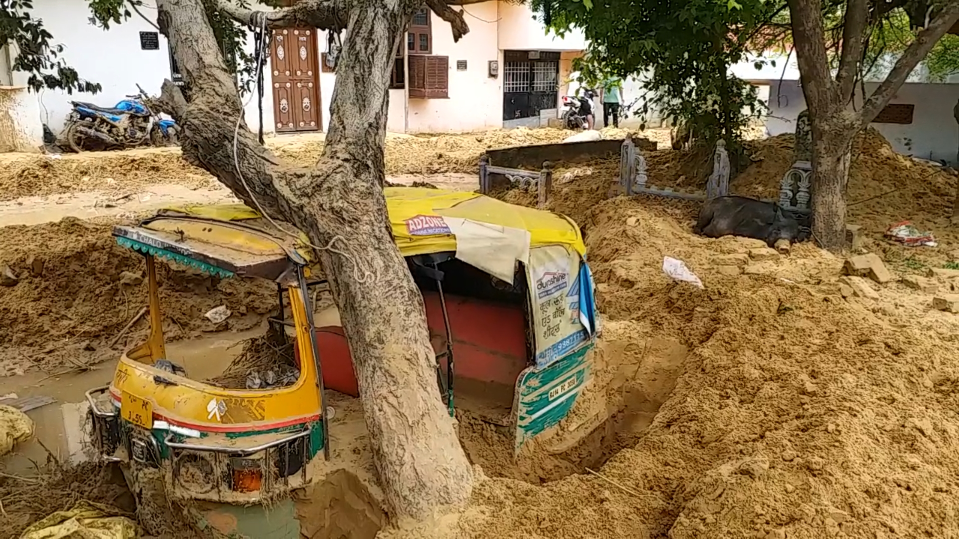 vehicles buried in sand, house Buried in sand, Destruction by rain in jaipur