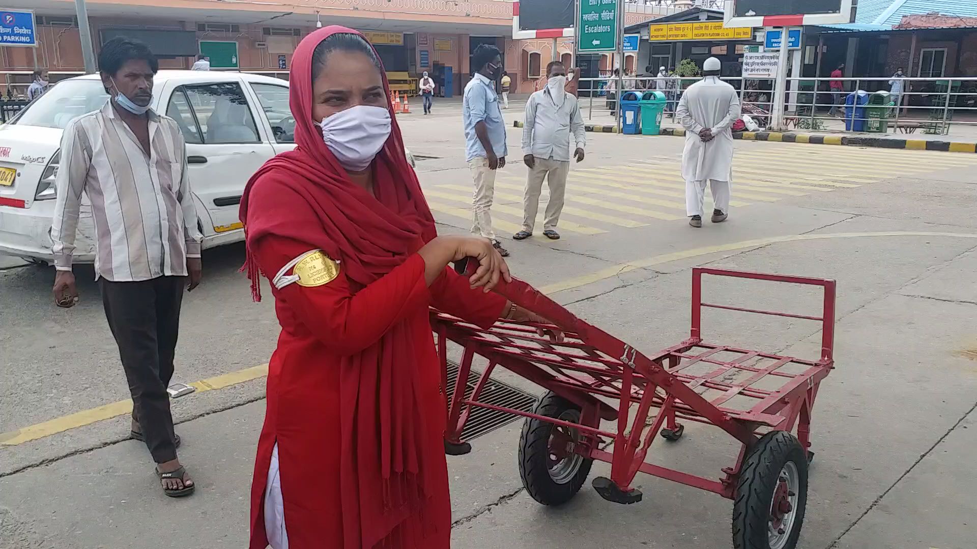 Woman porter manju devi, Condition of porters at Jaipur station, Story of Kuli Manju Devi