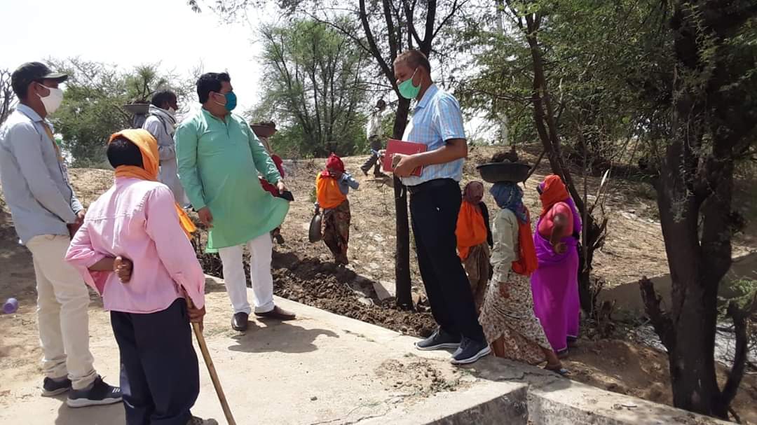 मनरेगा में श्रामिकों को रोजगार, Workers employed in MNREGA