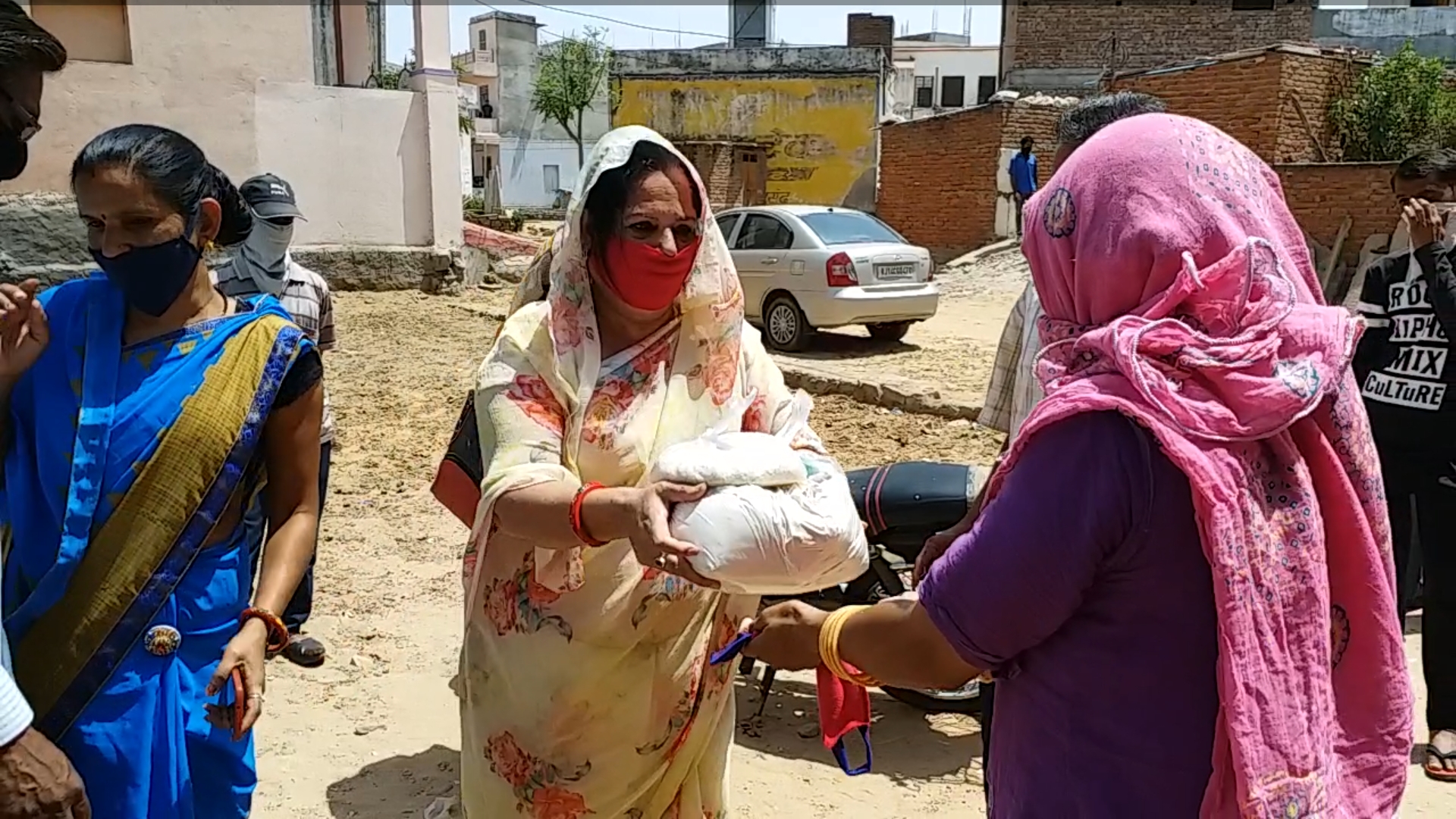 jaipur news  distribute ration anita mishra  distribute ration to the poor and needy  poor and needy news