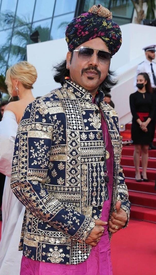 First Folk Artist To Walk On Cannes Red Carpet For India: بھارت کے لیے ریڈ کارپٹ پر واک کرنے والے پہلے لوک فنکار بنے مامے خان