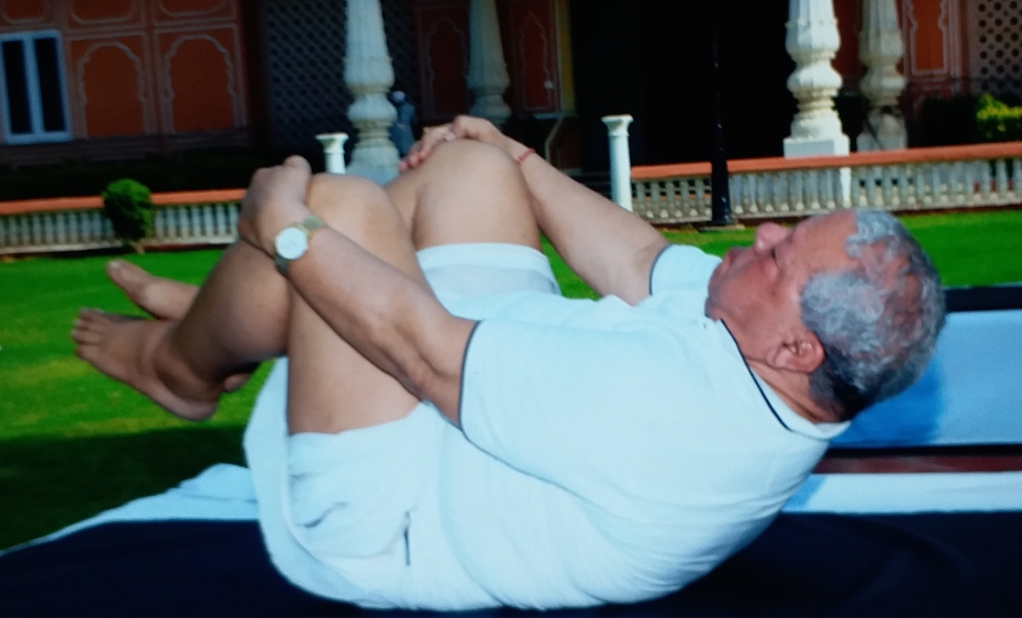 कलराज मिश्र ने किया योगासन, Kalraj Mishra did yoga