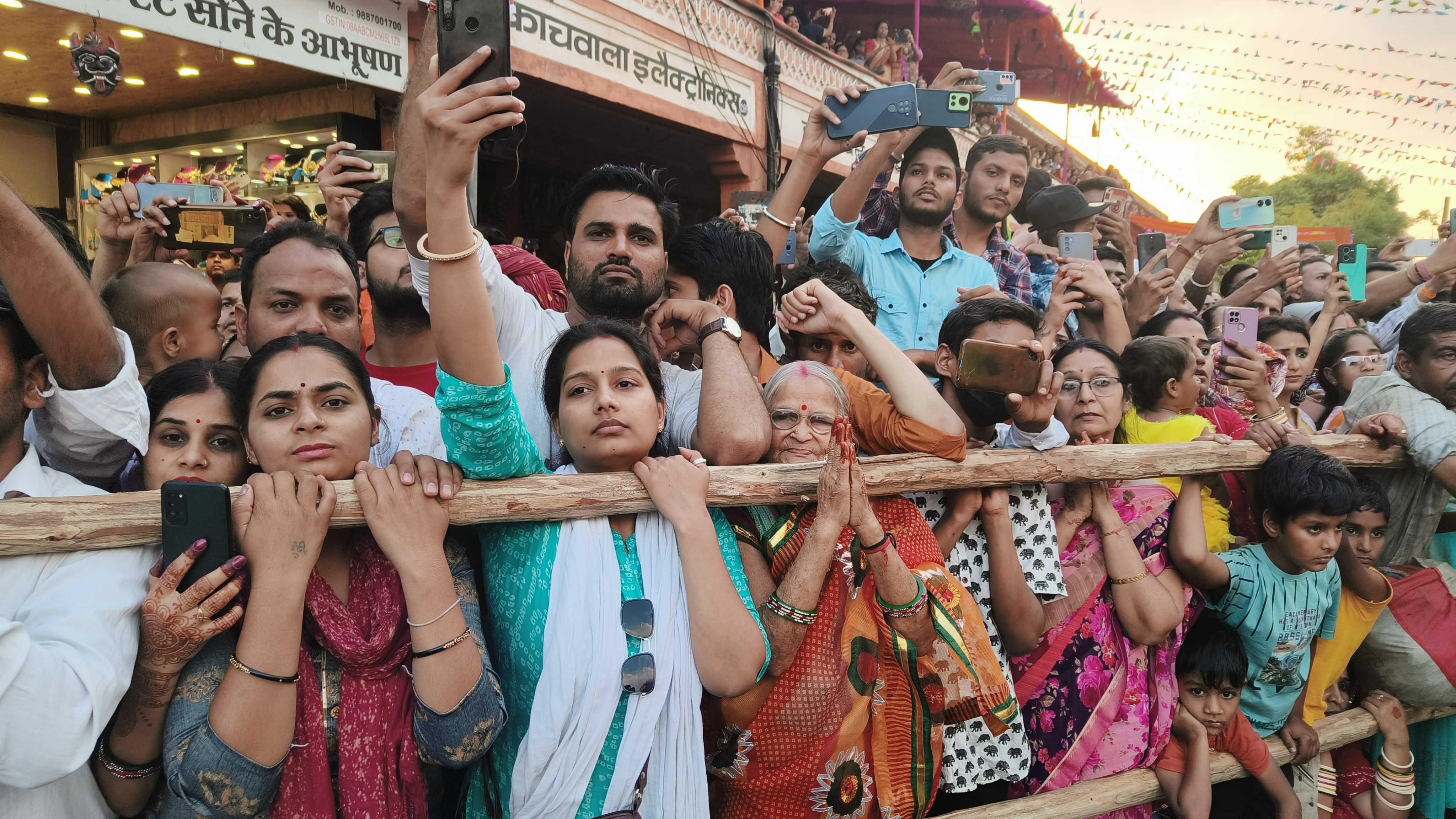 गणगौर माता की शाही सवारी की झलक पाने उमड़े लोग