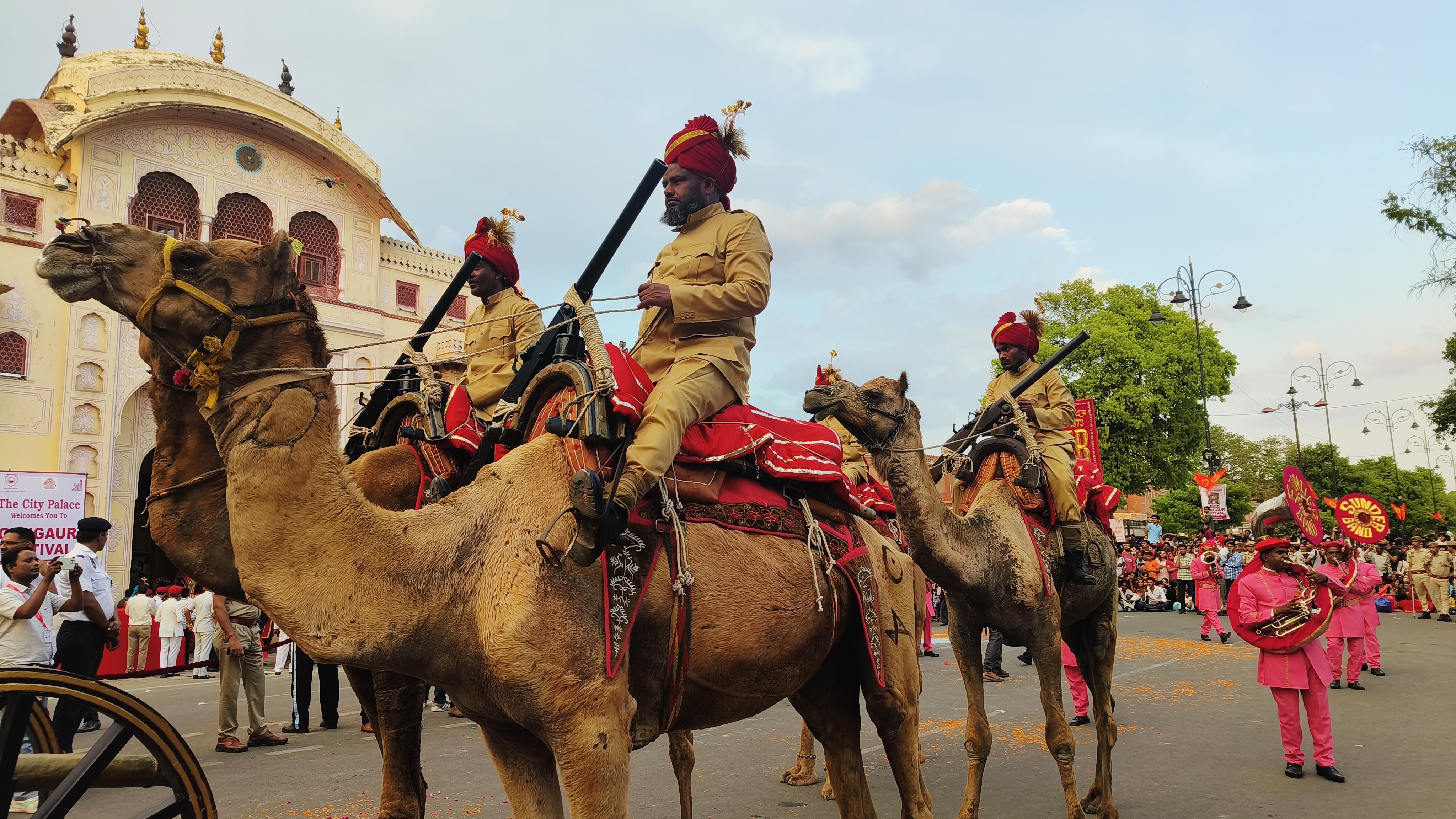 गणगौर माता की शाही सवारी में नजर आए सजे—धजे ऊंट