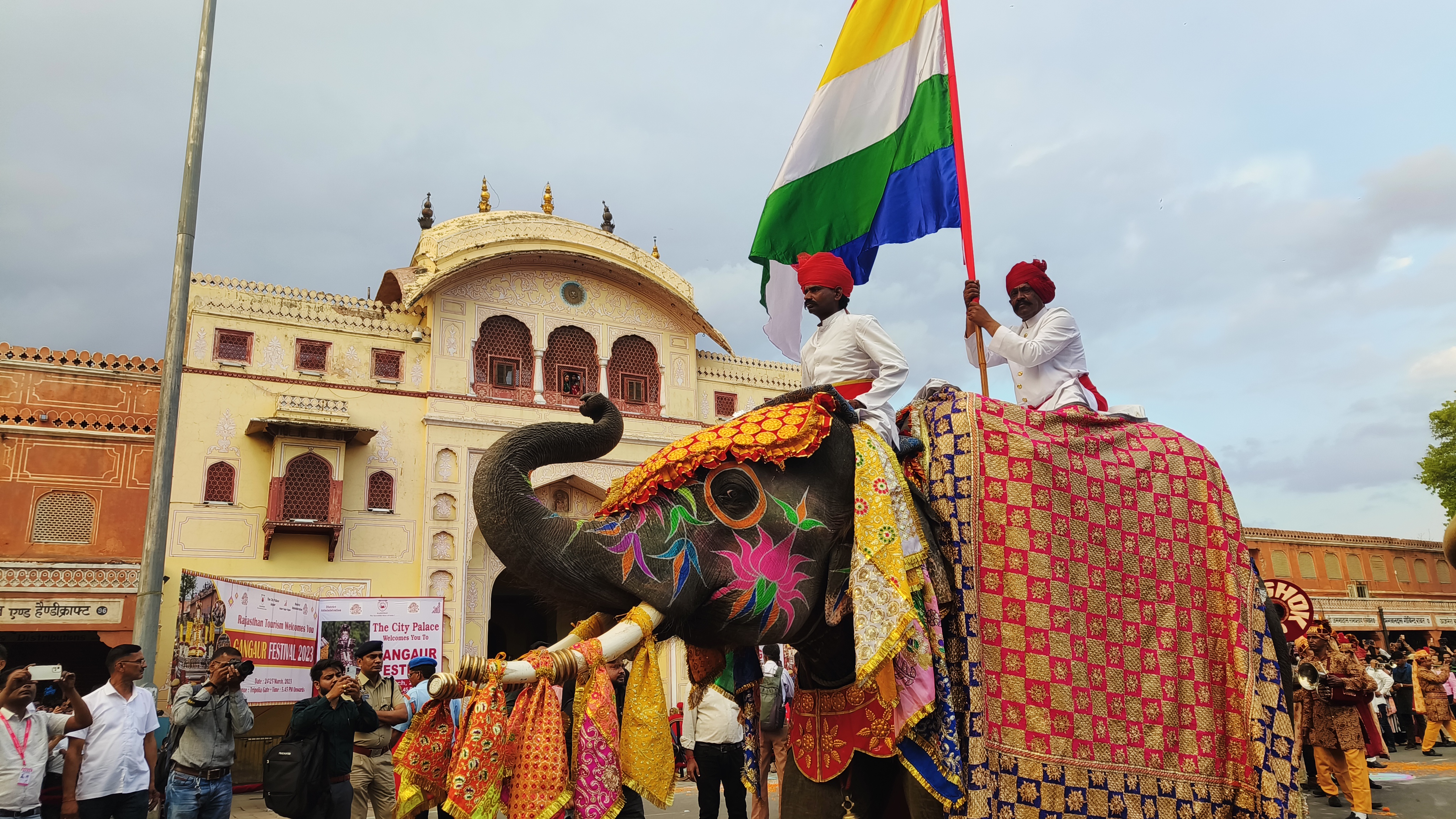 गणगौर माता की शाही सवारी में पचरंगा ध्वज लिए शाही हाथी