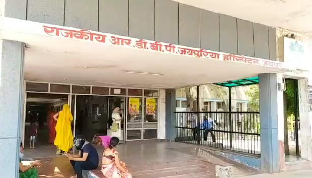 जयपुरिया अस्पताल में इलाज का विरोध, corona treatment in Jaipuria hospital