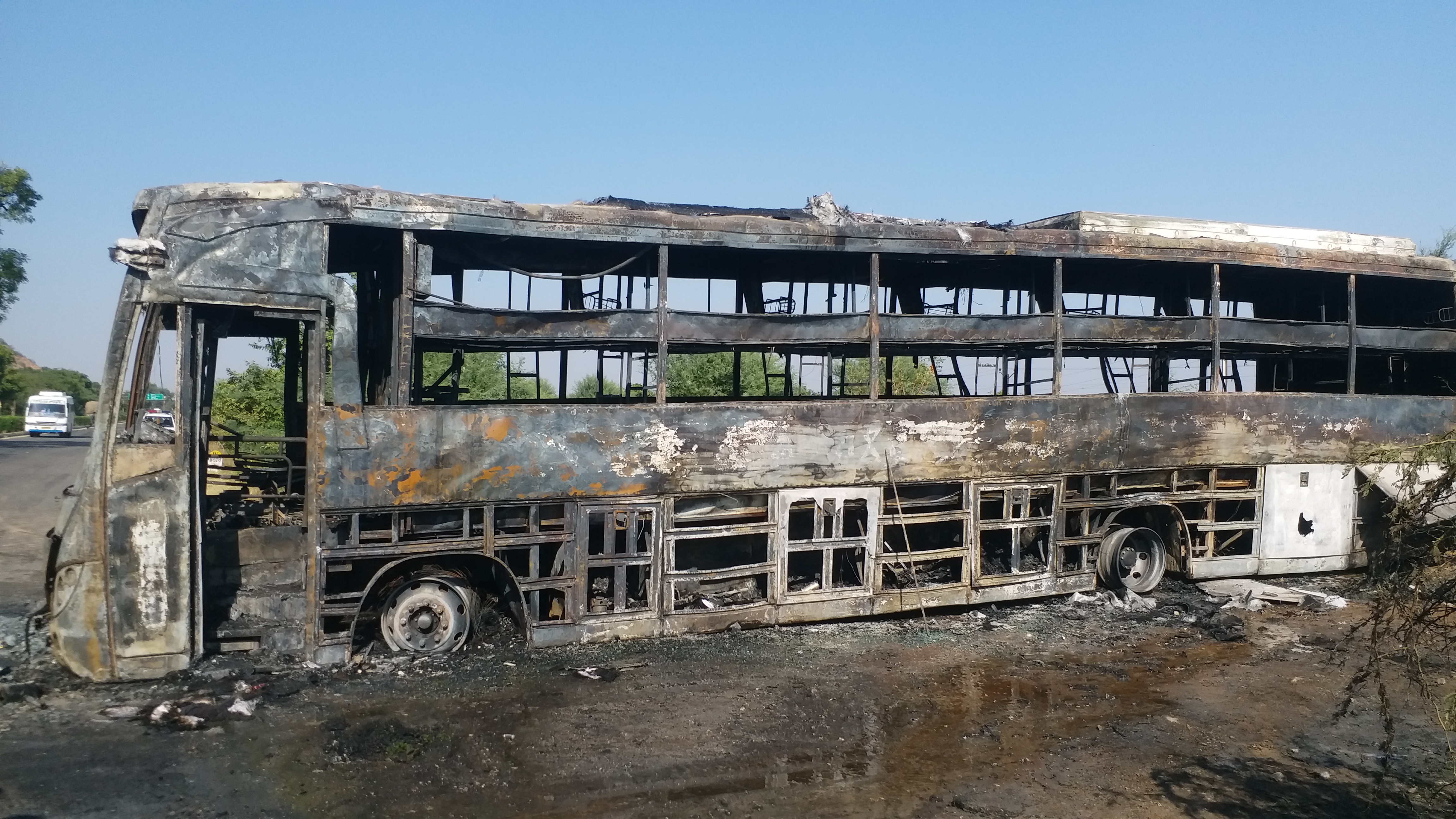 bus comes in contact with high voltage wire, Accident on Jaipur-Delhi Highway