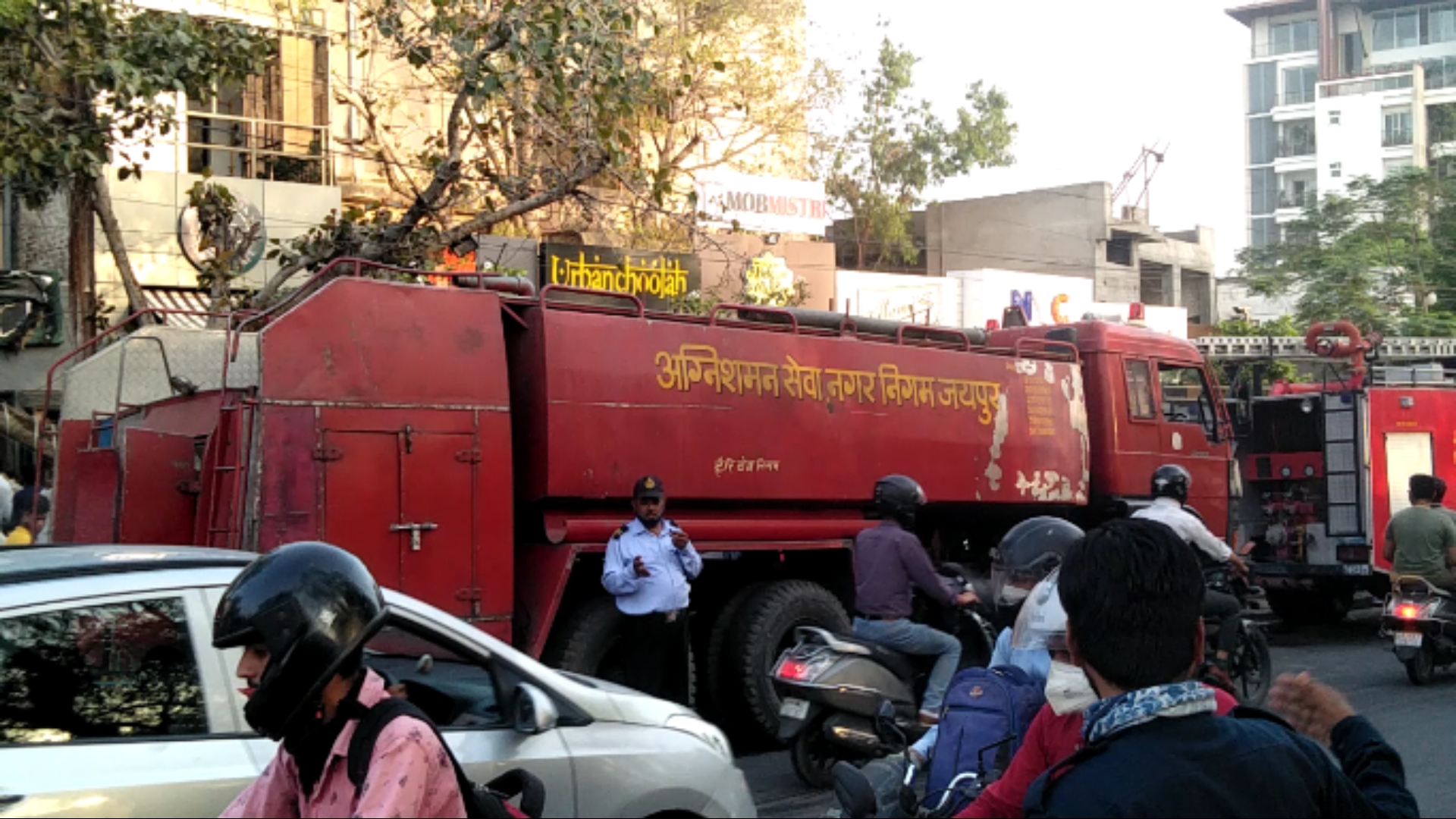 एसी में शॉर्ट सर्किट से कैफे में लगी आग, Fire in cafe due to short circuit in AC