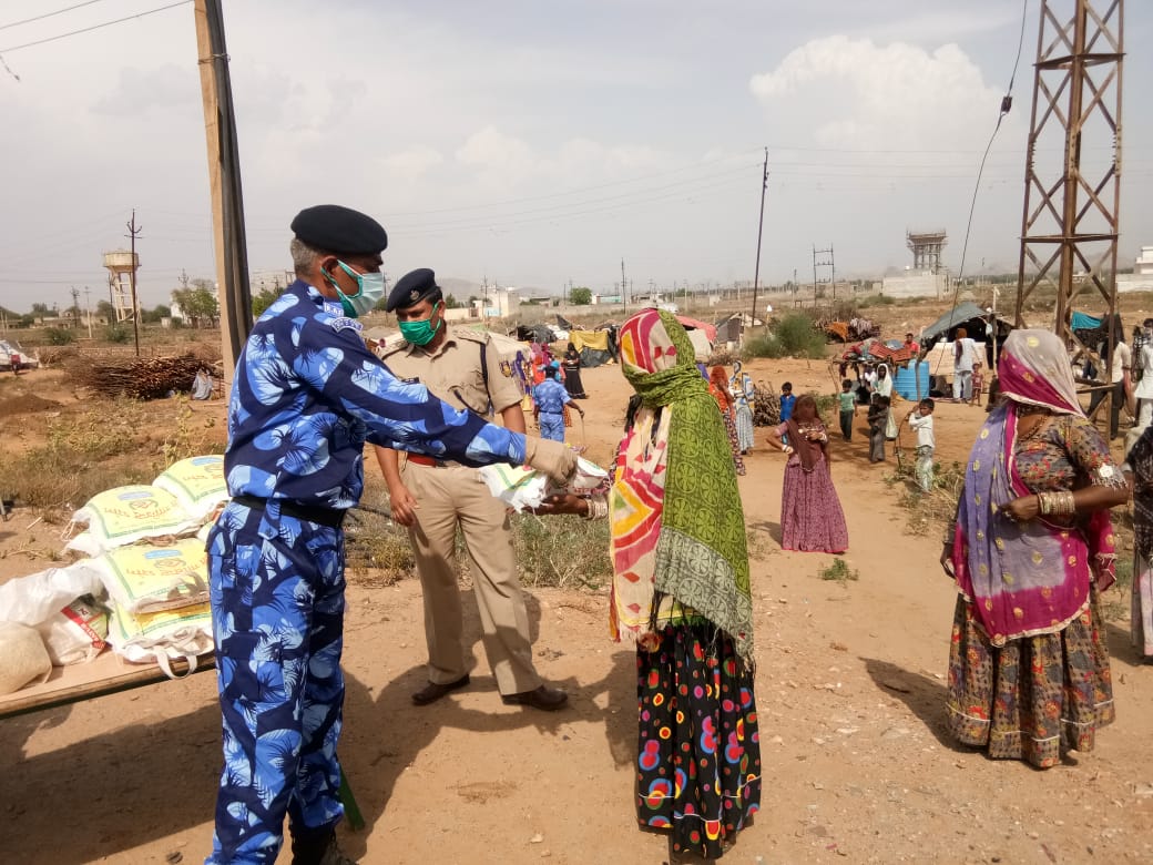 जयपुर न्यूज, जयपुर में CRPF ने बांटा राशन, jaipur news, CRPF distribute ration in jaipur