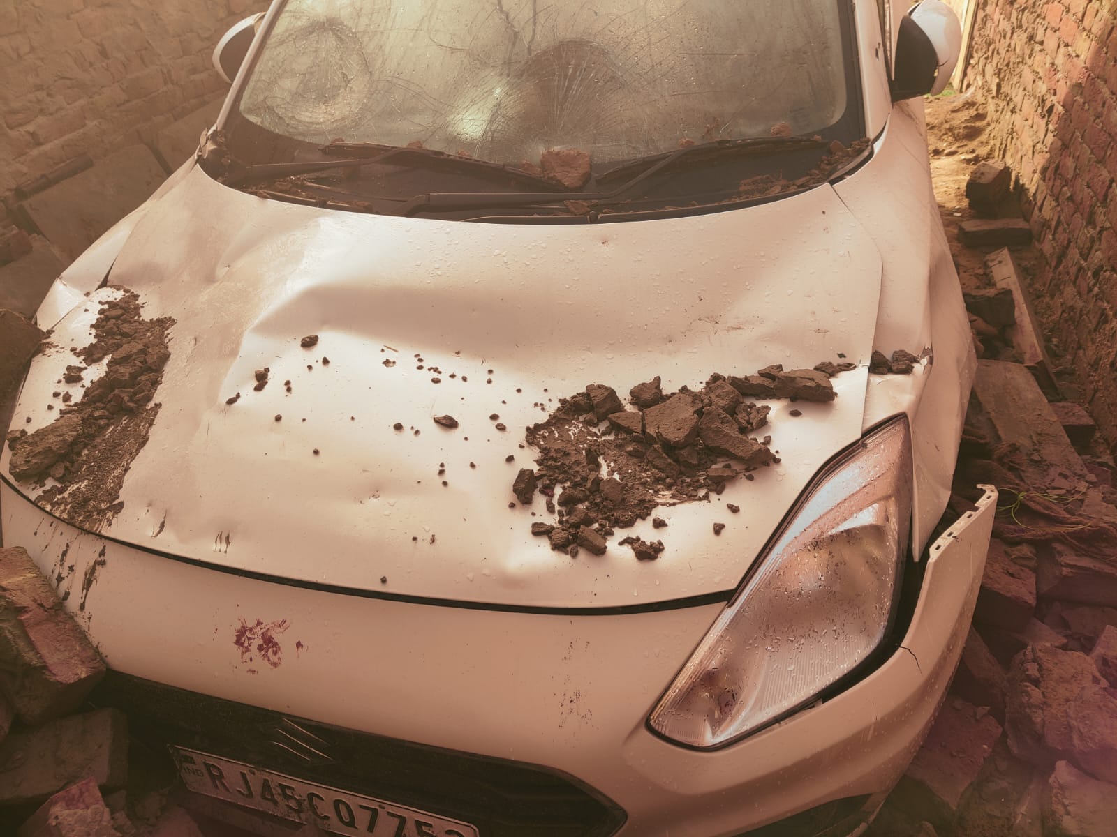 जयपुर में आंधी तूफान में गाड़ी क्षतिग्रस्त