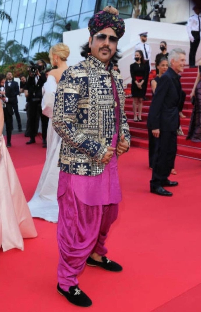 First Folk Artist To Walk On Cannes Red Carpet For India: بھارت کے لیے ریڈ کارپٹ پر واک کرنے والے پہلے لوک فنکار بنے مامے خان