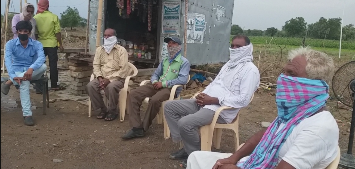 villagers fight against corona, fight against corona,gagron gram panchayat  news, jhalawar news, ग्रामीणों की कोरोना से जंग, झालावाड़ न्यूज, गागरोन ग्राम पंचायत न्यूज, ग्रामीण 'योद्धा न्यूज, कोरोना वायरस न्यूज, कोविड-19 न्यूज