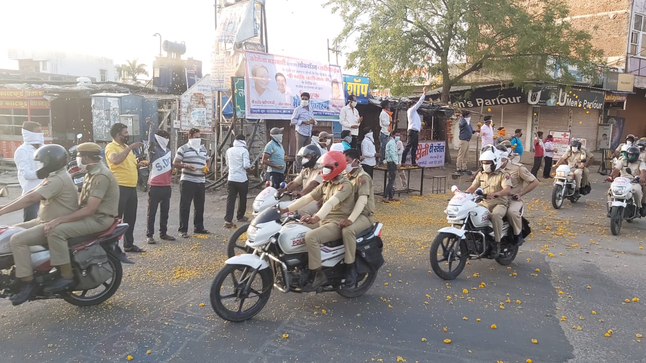 कोटा न्यूज, कोटा में पुलिसकर्मियों पर की पुष्प वर्षा, कोटा न्यूज, kota news, flag march of police in kota