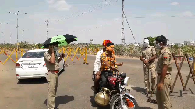 मुस्तेदी से पुलिस के जवान खड़े, police doing their duty