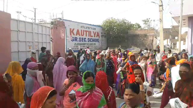 कोटा न्यूज, नया गांव में राशन की दुकान पर भीड़, kota news, effect of lockdown in kota,