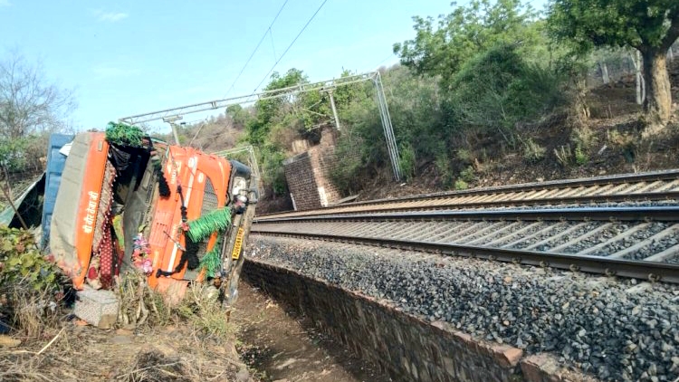 खाई में गिरा बेकाबू ट्रोला, Uncontrollable trolla fell in ditch