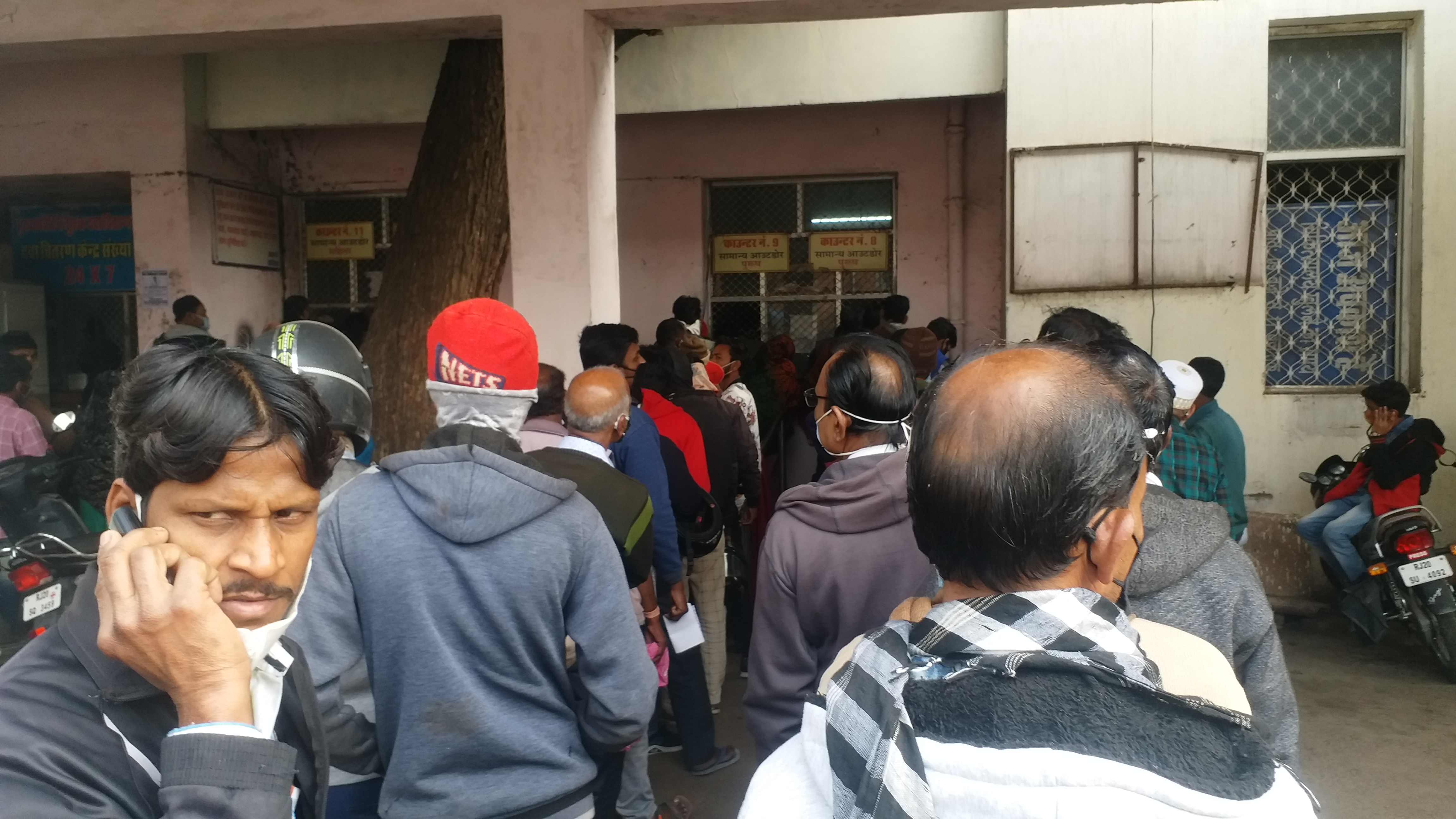 Long que in hospitals, hospitals of Kota district, patients are struggling in hospitals, Patients die in queue,  queue of patients in hospitals in Kota district