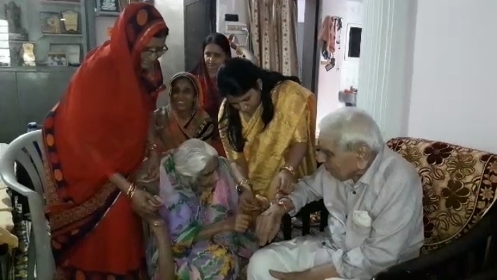 बुजुर्ग भाई बहन ने मनाई राखी का त्योहार, Elderly siblings celebrated Rakhi festival