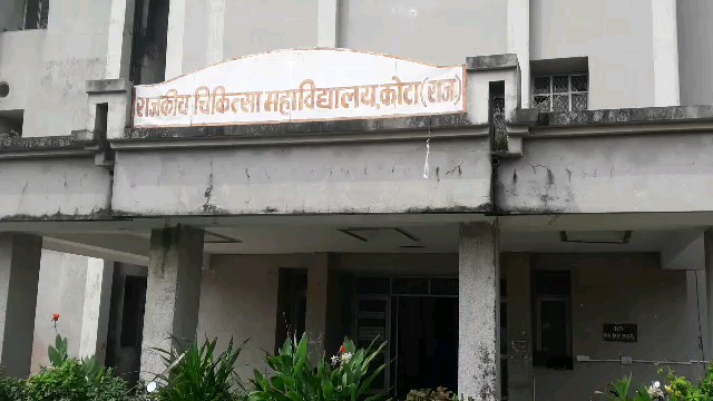 Termination of senior exhibitor, वरिष्ठ प्रदर्शक की सेवाएं समाप्त