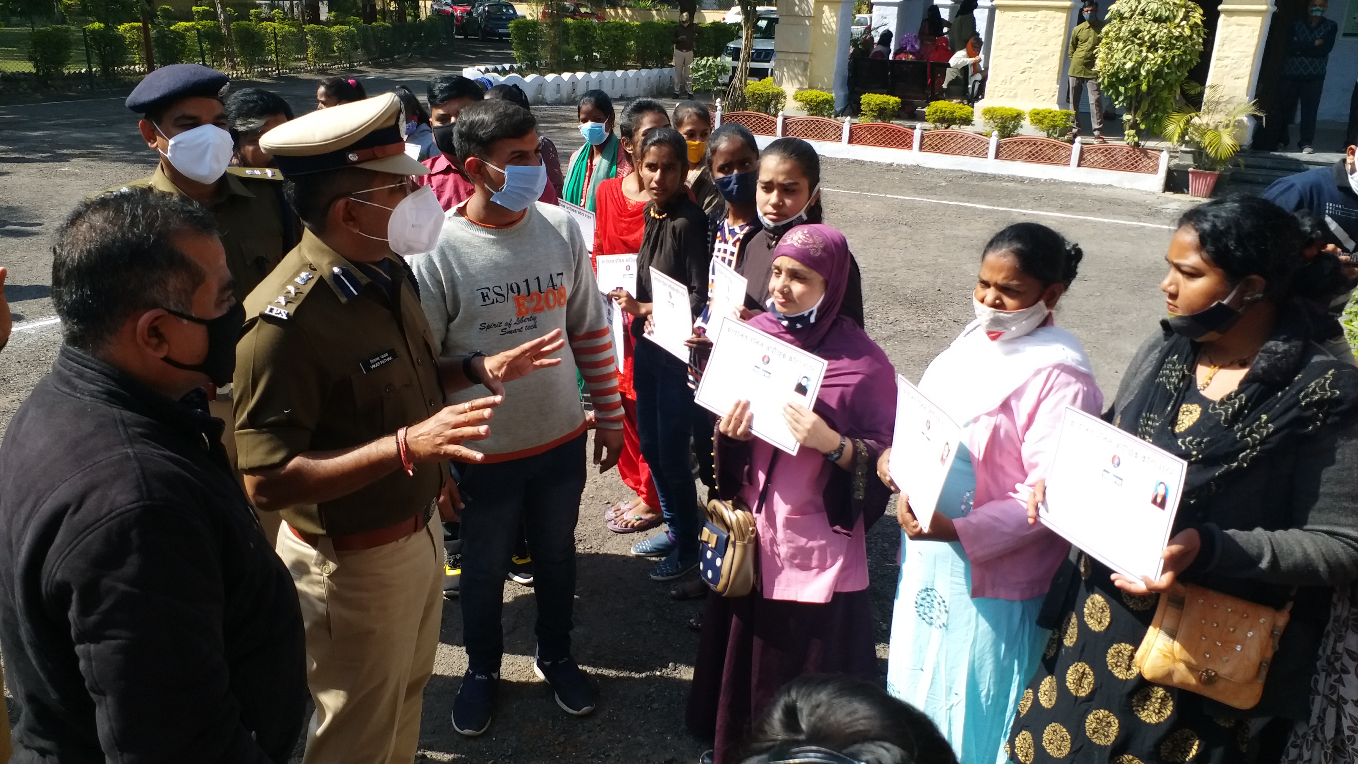 Kota city SP self-defense girls,  Auto driver women kota self defense training,  Self Defense Training Auto Driver Women,  Kota SP Dr Vikas Pathak Self Defense