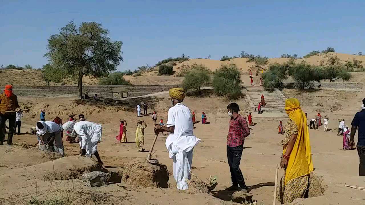 मनरेगा में कार्य  नागौर का ग्रामीण इलाका  Lockdown का साइड इफेक्ट  मजदूरों का मनरेगा सहारा  महात्मा गांधी राष्ट्रीय रोजगार योजना  ईटीवी भारत स्पेशल न्यूज  etv bharat special news  nagaur news  migrant workers news  seeking employment in lockdown  work in MNREGA