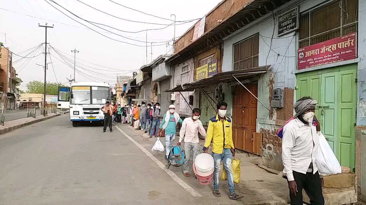 नागौर रेलवे स्टेशन जाते श्रमिक, Workers going to Nagaur railway station