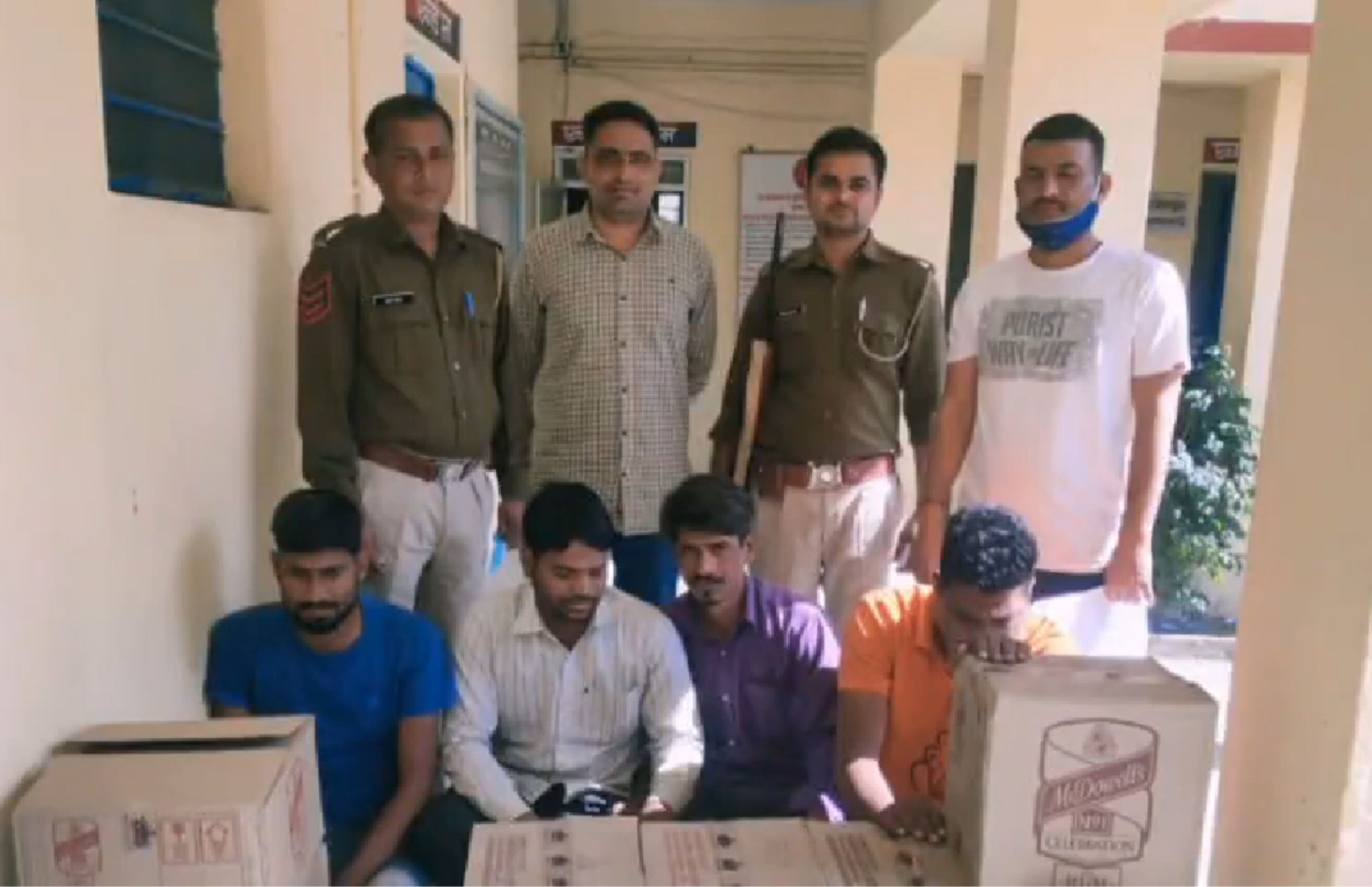 देवगढ़ में अंग्रेजी शराब बरामद, English liquor recovered in Deogarh