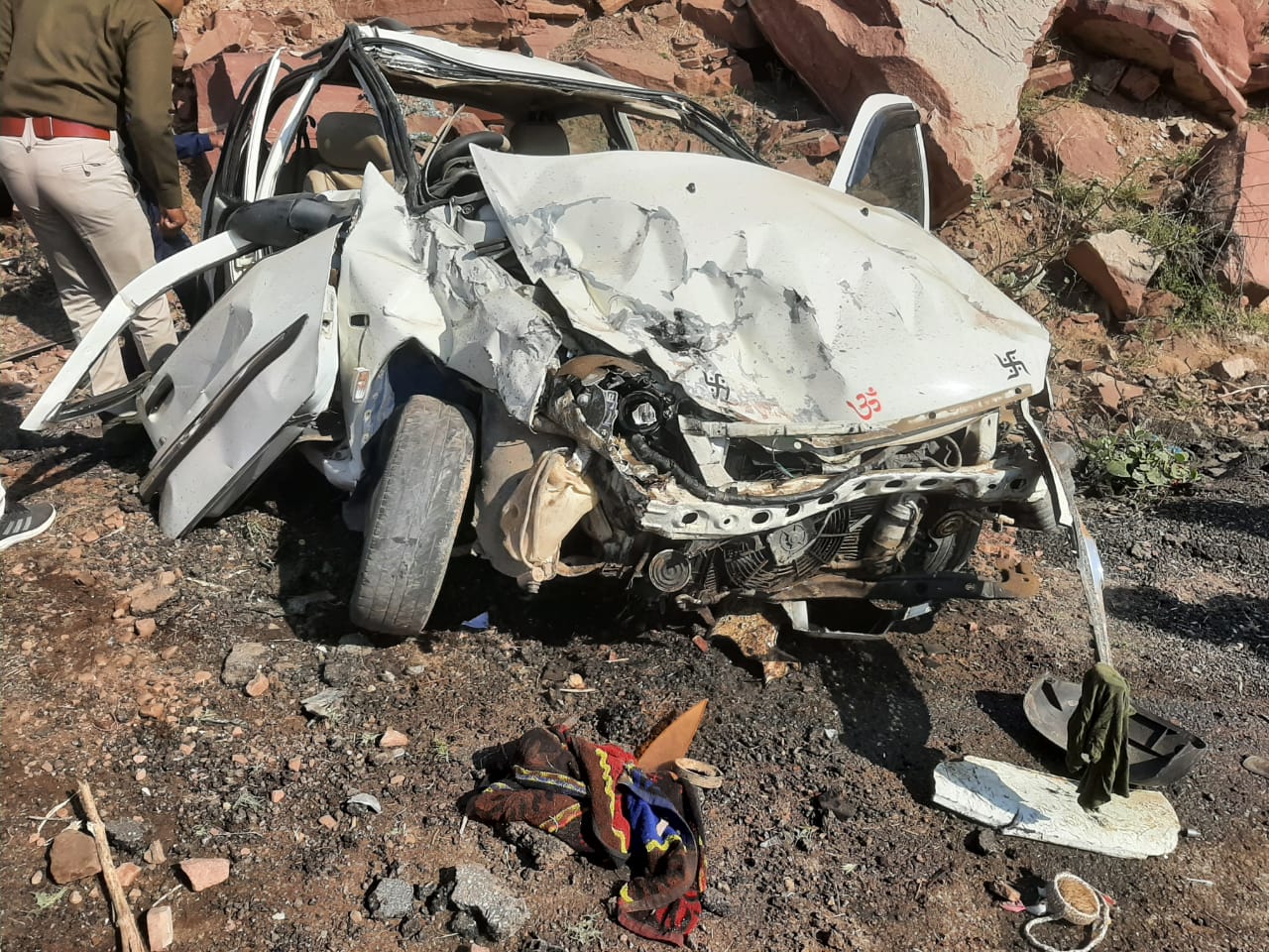 अनियंत्रित कार पहाड़ से टकराई, Uncontrolled car hit the mountain