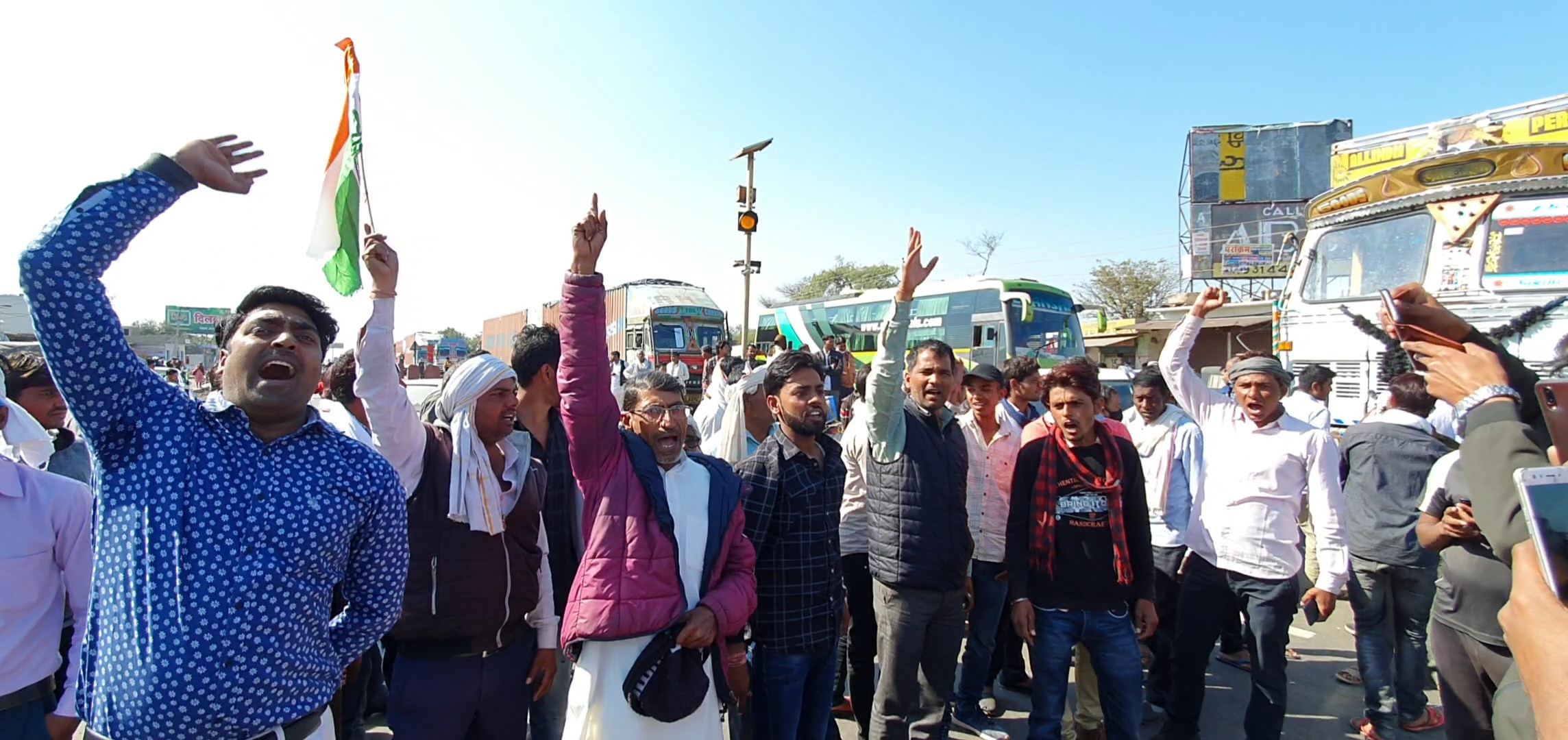 किसानों ने राजमार्ग किया जाम, Farmers blocked highway