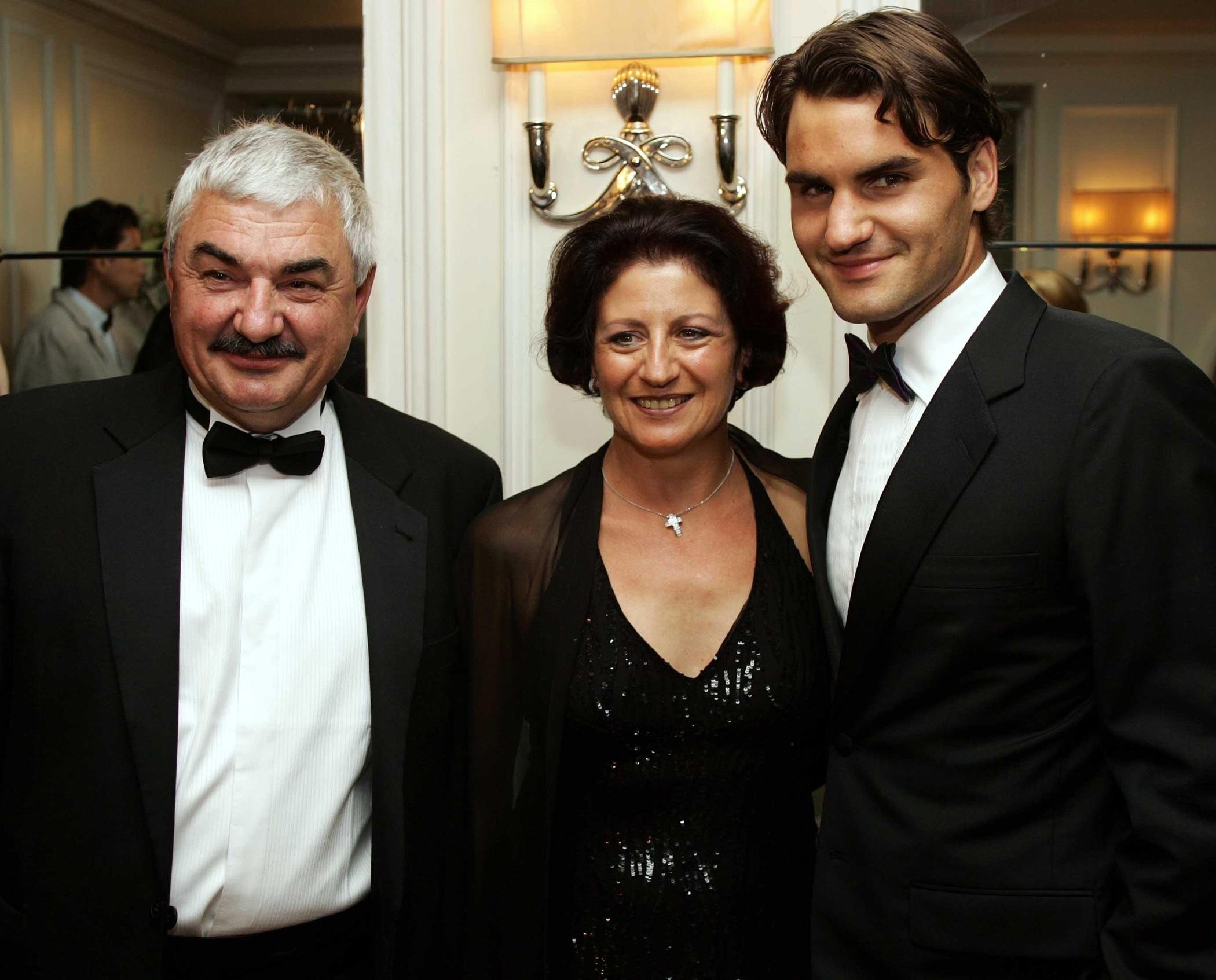 Robert Federer (L) and Lynette Federer (R) with their son Roger Federer.