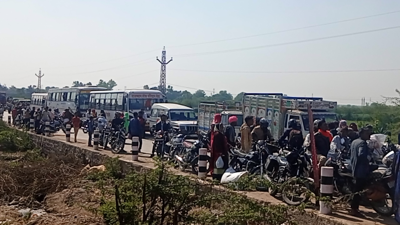 किसानों ने राजमार्ग किया जाम, Farmers blocked highway