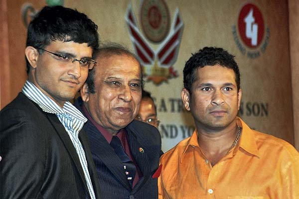 Sourav Ganguly (L) and Sachin Tendulkar (R) with PK Banerjee (M).