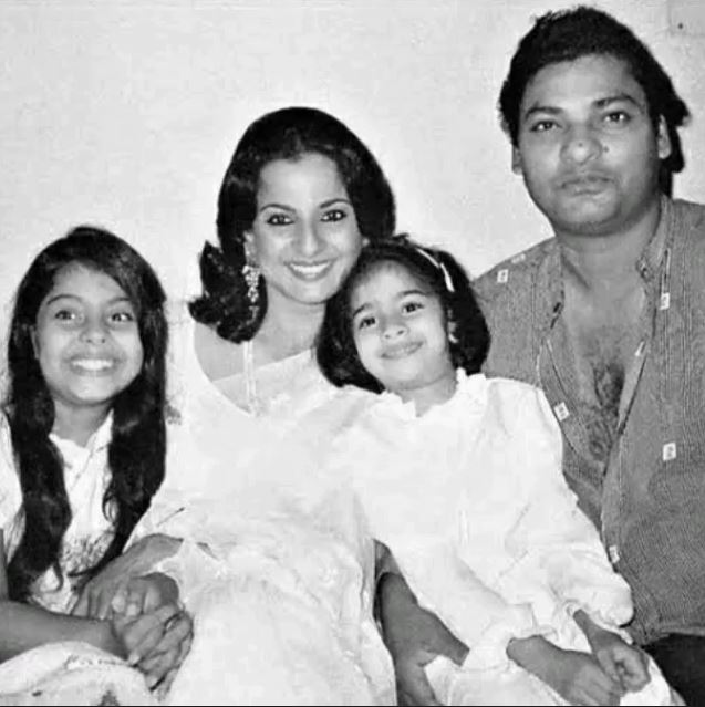 Kajol with her mother Tanuja, father Shomu Mukherjee and sister Tanishaa