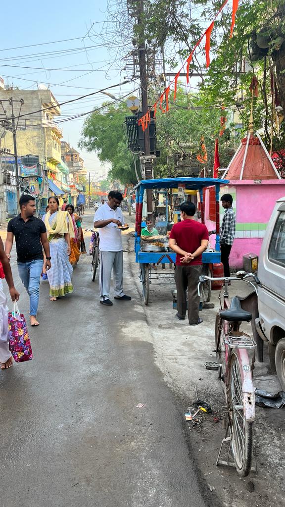 पूड़ी कचौड़ी खाते एस सिद्धार्थ