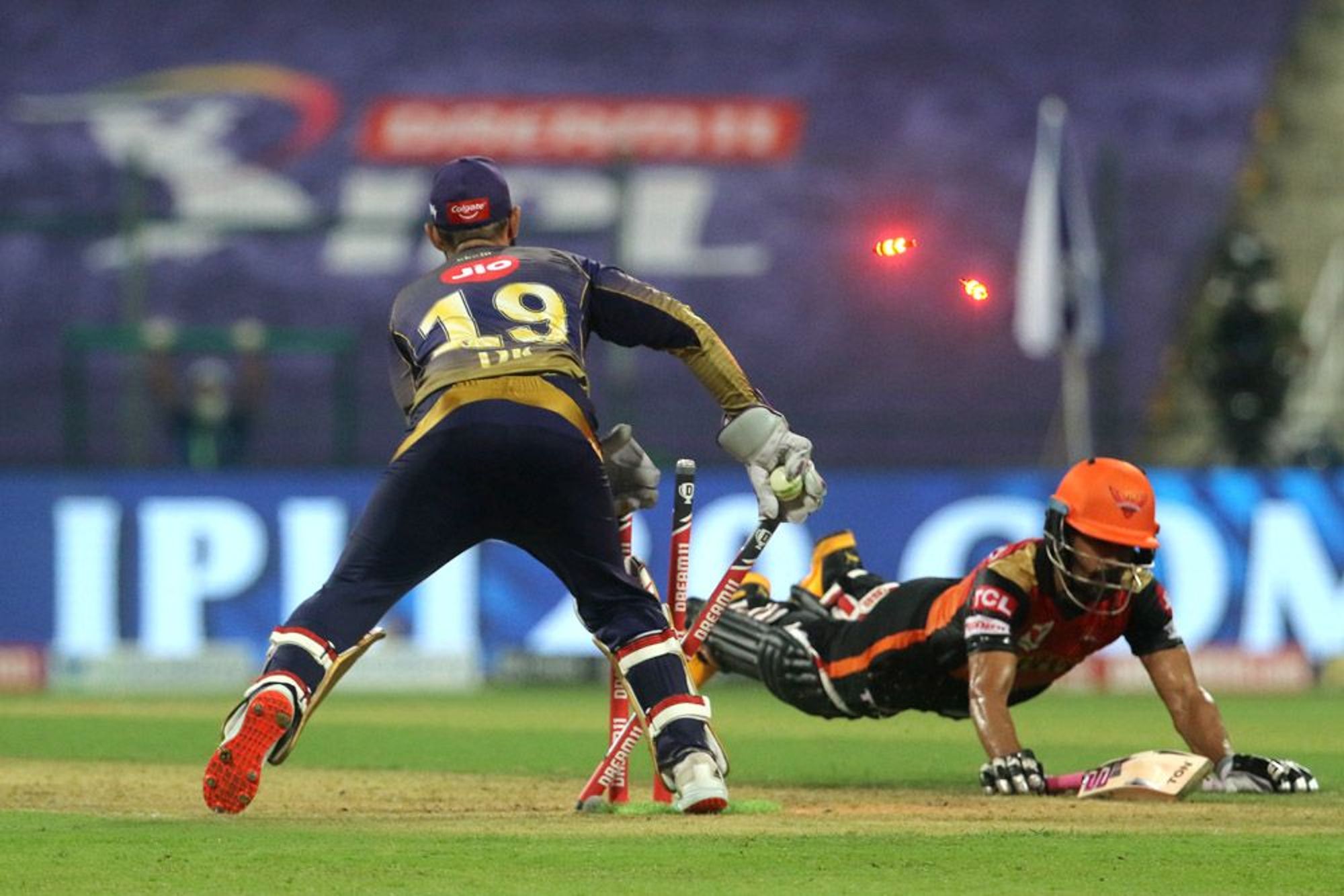 Dinesh Karthik captain of Kolkata Knight Riders run outs Wriddhiman Saha of Sunrisers Hyderabad.